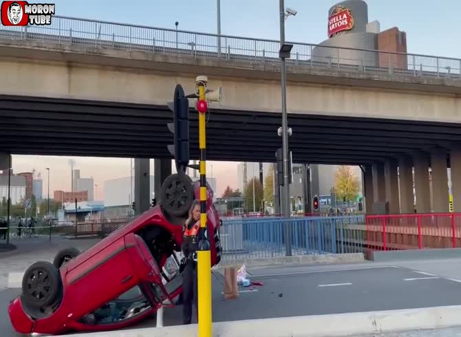 Video :A family becomes stranded on the weighbridge